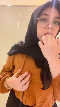 Tante Agnes – striptis di kebun sambil live