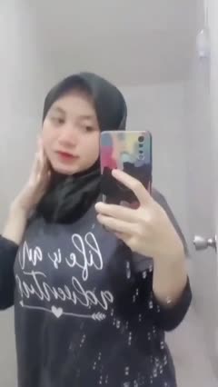 Jilbab udah sange – pamer body di ruang tamu durasi panjang