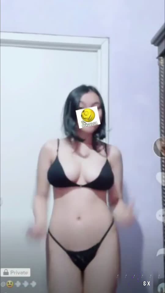 Laras Bali Update – Bokep Indo Viral pamer body di ruang tamu