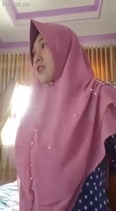 Bokep Indo Ibu2 masih c4ntik buka baju di sofa ruang tamu bikin sange