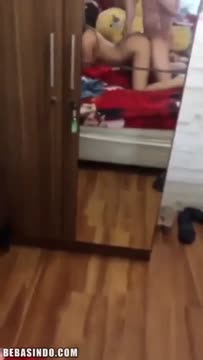 Bokep Indo Cindo suka di kocok cowonya kena gilir di kamar mandi