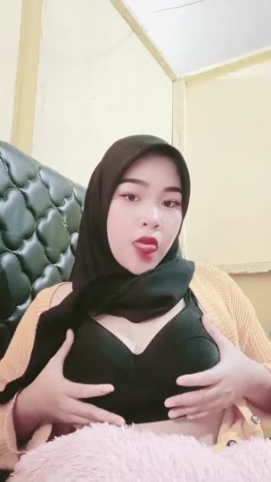 Rani hijab tobrut – mandi di kamar mandi
