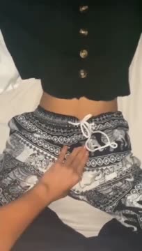 Jilbab hitam bikin menggoda ngewe di kamar mandi nikmat banget