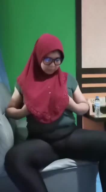 Bokep Indo Ibu haji gila brondong desah manja di mobil no sensor full