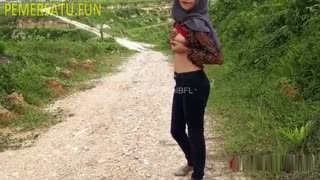 Jilbab imut eksib di luar (new) goyang di toilet umum bikin nagih