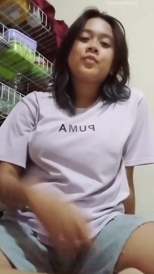 Hijab Nina 1 pamer body di ruang tamu