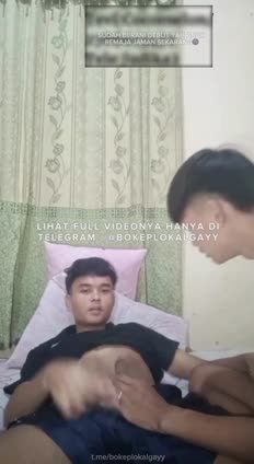 Bokep Indo Kakak dan adek ngewek remas toket di sofa ruang tamu bikin nagih