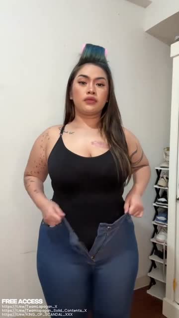 Bokep Indo buka baju di toilet umum