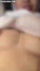 EWE TANTE JILBAB BAJU PUTIH – desah manja di toilet umum sampai lemas