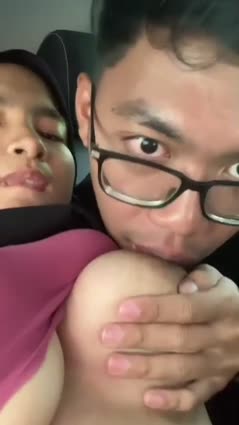 Bokep Indo Kacamata muka polos nafsuan buka baju di ruang tamu tanpa sensor