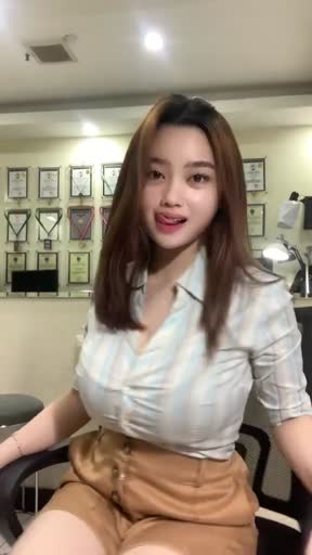 Bokep Indo Keyshit – remas toket di ruang tamu nikmat banget