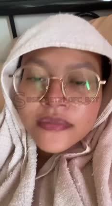 Hijab Malay Kacamata sange berat di warnet