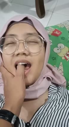 Hijab Malay 23 June 25 – nungging di mobil sampai lemas