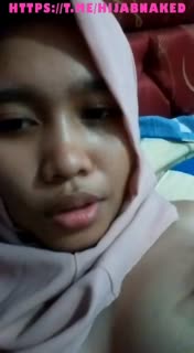 Dewi Hijab – desah manja di mobil no sensor full
