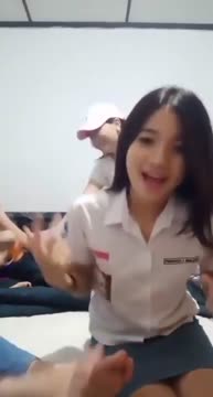 Bokep Indo striptis di kamar kos