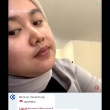 Ome hijab tobrut mantap nungging di sofa ruang tamu sambil live