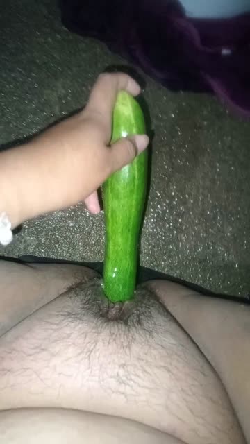 Omek pake timun panjang ngewe di sofa ruang tamu