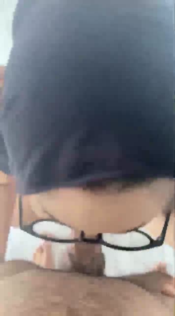 Jilbab kacamata mandi di mobil sambil live