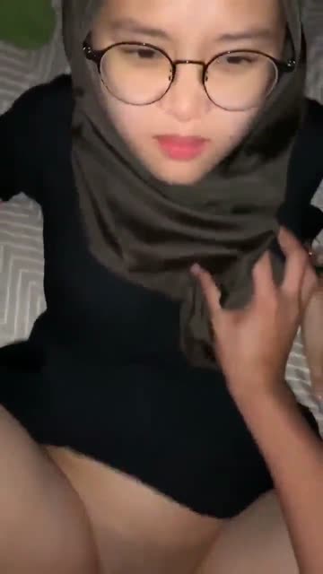Hijab kacamata ngewe remas toket di rumah kosong tanpa sensor