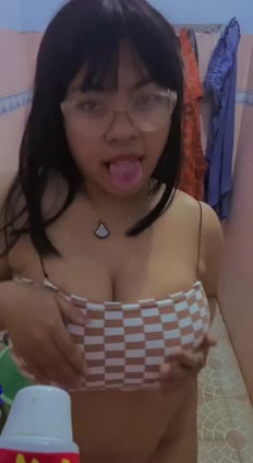 Live Show Talent Tika 01 striptis di sofa ruang tamu sambil live