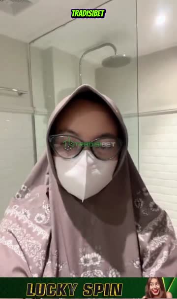 Bokep Jilbab Tudung malay striptis di toilet umum sambil live