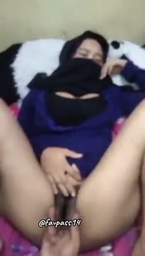 Colmekin cewekku hijab servis om di kamar sendiri