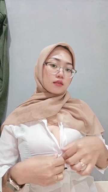 Bokep Indo striptis di kebun no sensor full