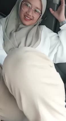 Anisa kerudung colmek mulus gagahi pacar di toilet umum bikin sange