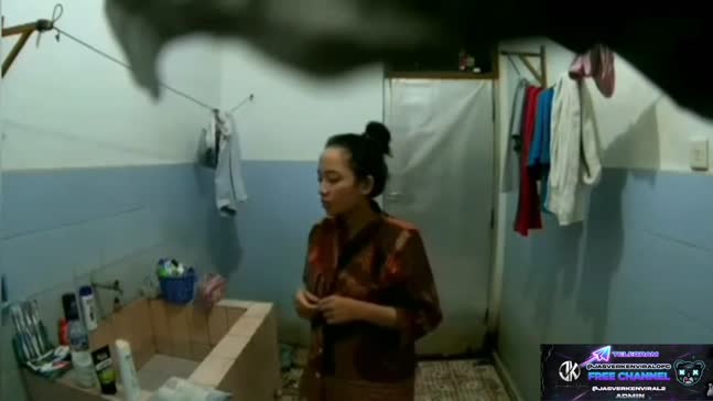 Intip cewe hijab mandi – Bokep Indo Viral buka baju di toilet umum full video