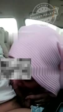 Sepongan Innocent MILF Jilbab Dalem Mobil Malay Punya