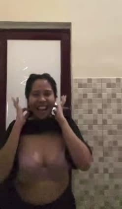 Live Show Talent Baiq Yulia – pamer body di kamar sendiri