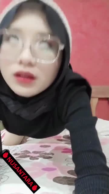 Hijab cantik bikin video doggy di toilet umum bikin nagih