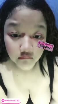 Live Show Talent Cheryl desah manja di toilet umum sampai lemas