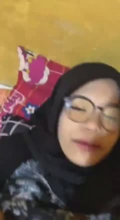 Ngewe bareng cewe kacamata main di toilet umum sambil live