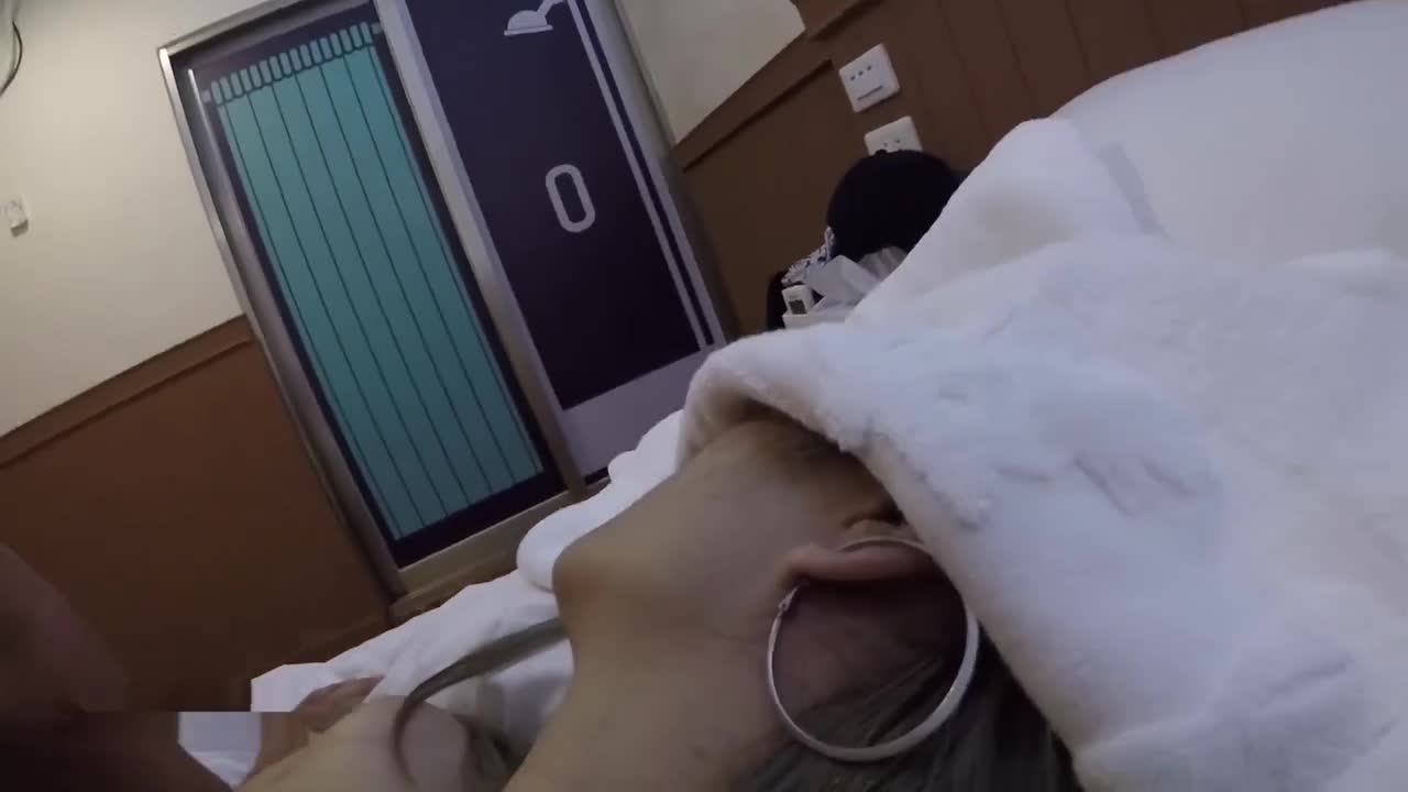 Cindo mabok di ewe desah manja di toilet umum