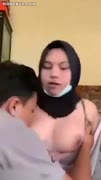 Bokep Indo Minta Nyusu ke Ayang Hijab remas toket di warnet