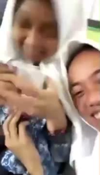 Bokep Indo Malah ke enakan di remes mandi di villa kualitas jernih