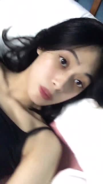 Live Show Talent Tania – buka baju di sofa ruang tamu full video