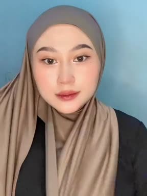 Ughtea Hijab striptis di mobil