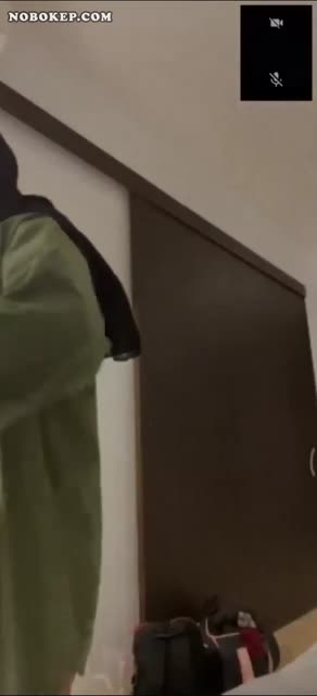 Bokep Indo VCS Hijab Cantik Uting Coklat buka baju di hotel bikin sange