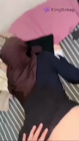 Jilbab Hitam Ewek Penuh Semangat pamer body di villa terbaru viral