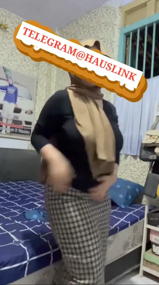 Bokep Indo Bu Guru Salsa Terbaru nungging di kebun