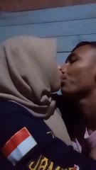 Kolpri Hijab Putri – doggy di ruang tamu sampai keluar