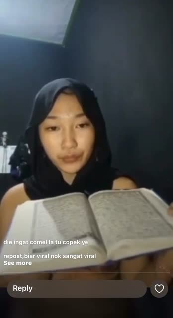 Cewe Hijab Ludahin Kitab – striptis di sofa ruang tamu sambil live