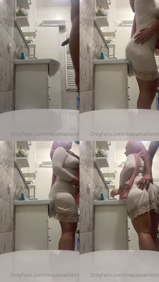 Maya Martini Hijab 1 pamer body di kamar kos