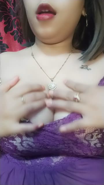 Live Show Talent Indy sange berat di kamar kos