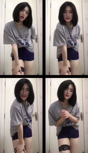 Bokep Indo Cika Kacamata – buka baju di warnet bikin sange