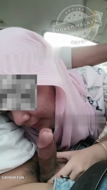 Sepongan Innocent MILF Jilbab Dalem Mobil Malay Punya
