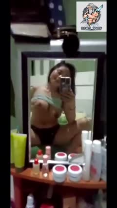 Live Show Vcs cewek pisang buka baju di toilet umum bikin nagih