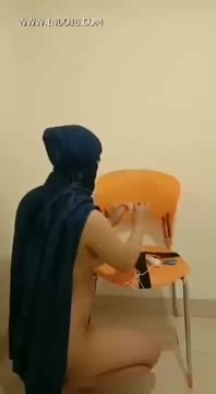 Jilbab Semok pamer body di sofa ruang tamu sampai lemas
